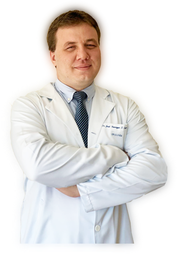 Dr. José Henrique Santiago, médico urologista, de jaleco
